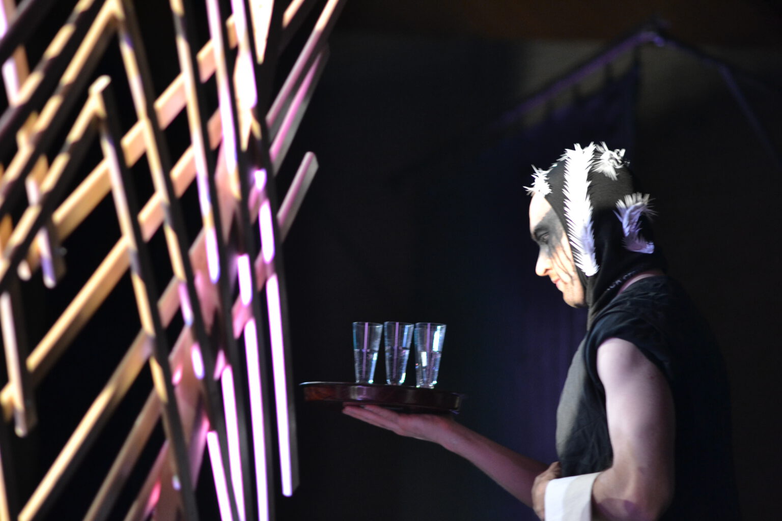 das gelächter im hintergrund